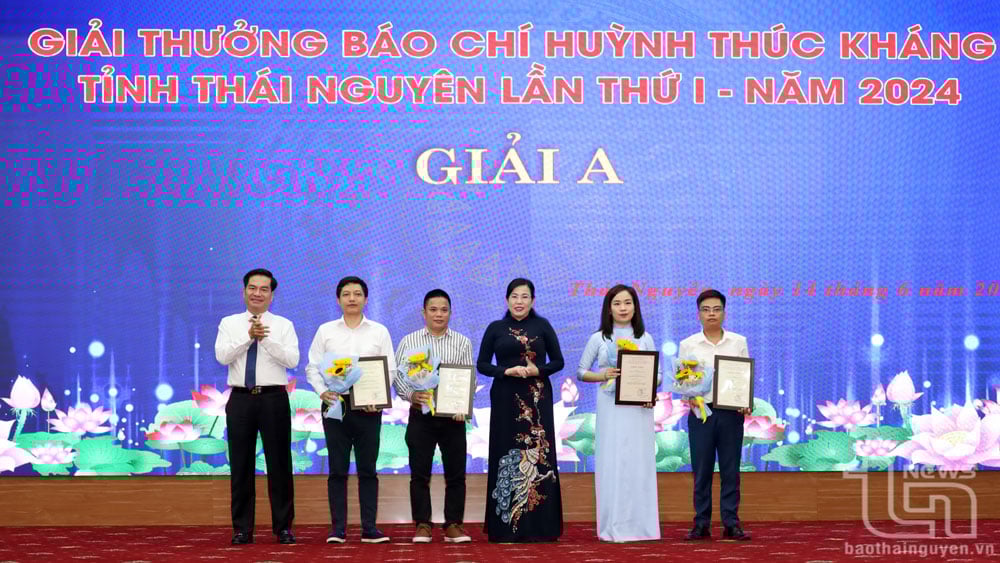 Các tác giả, nhóm tác giải đoạt giải A tại Giải thưởng Báo chí Huỳnh Thúc Kháng tỉnh Thái Nguyên lần thứ nhất - năm 2024.