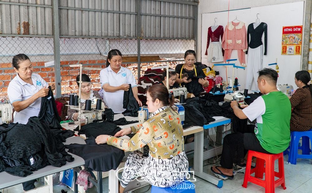 Tu Em garment processing group creates jobs for many local workers. Photo: NHAT MINH
