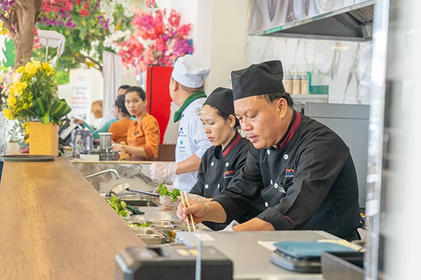 Меню ресторана Yum Food Village VinWonders Nam Hoi An включает около 100 фирменных блюд из всех регионов Вьетнама и со всего мира.