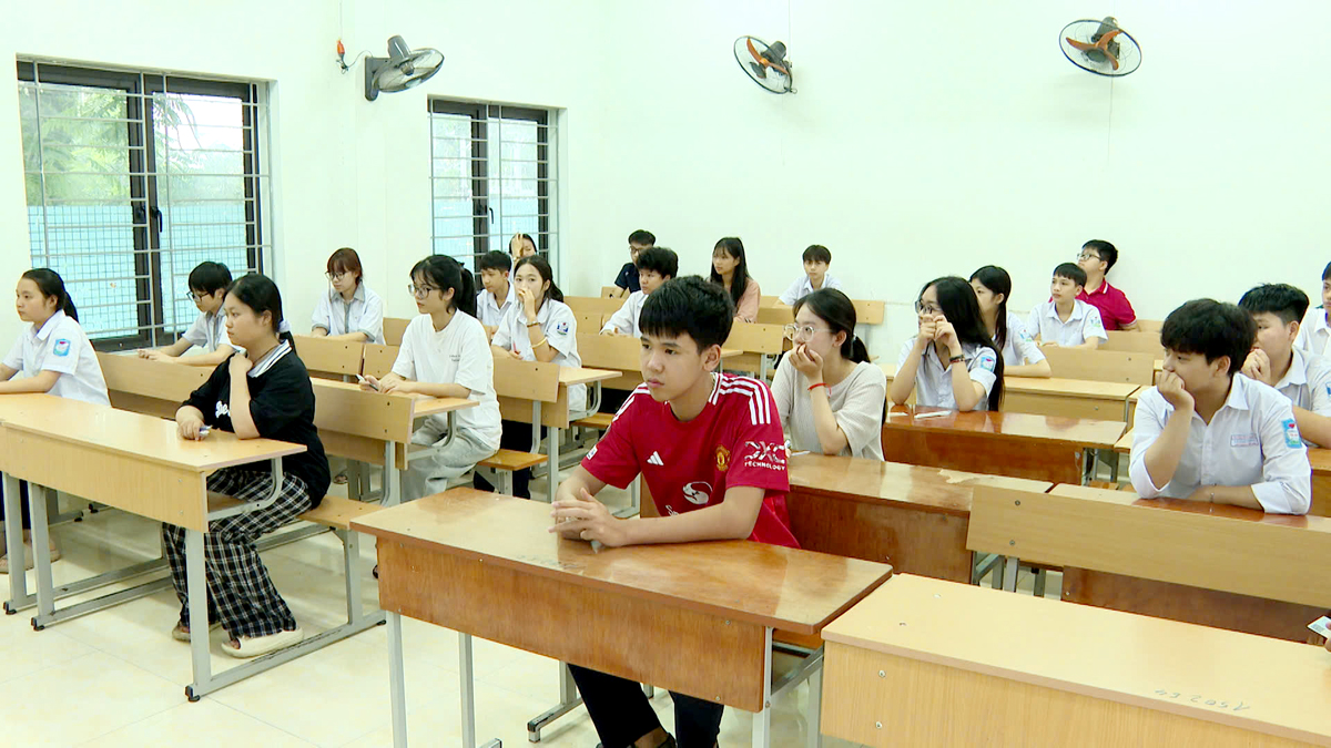 Thí sinh tại Hội đồng thi Trường THPT Lê Hồng Phong, thành phố Hà Giang trong phòng thi (Ảnh: PHẠM HOAN).