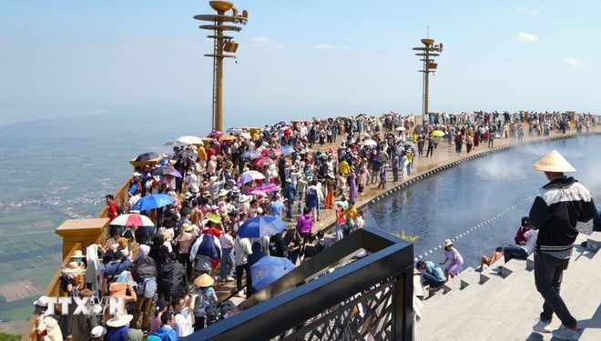 Du khách trải nghiệm du lịch trên “nóc nhà Nam Bộ” với độ cao 986m. (Ảnh: Minh Phú/TTXVN)