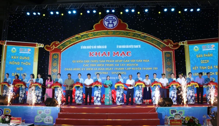 Các đại biểu cắt băng khai mạc sự kiện. Ảnh: Ngọc Nga