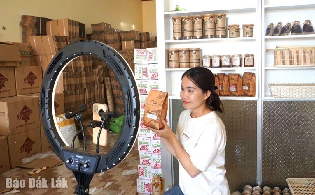 គ្រួសារអាជីវកម្មមួយនៅក្នុងខេត្ត Dak Lak លក់ផលិតផលដោយការផ្សាយបន្តផ្ទាល់ និងបង្ហោះផលិតផលនៅលើវេទិកាពាណិជ្ជកម្មអេឡិចត្រូនិក។