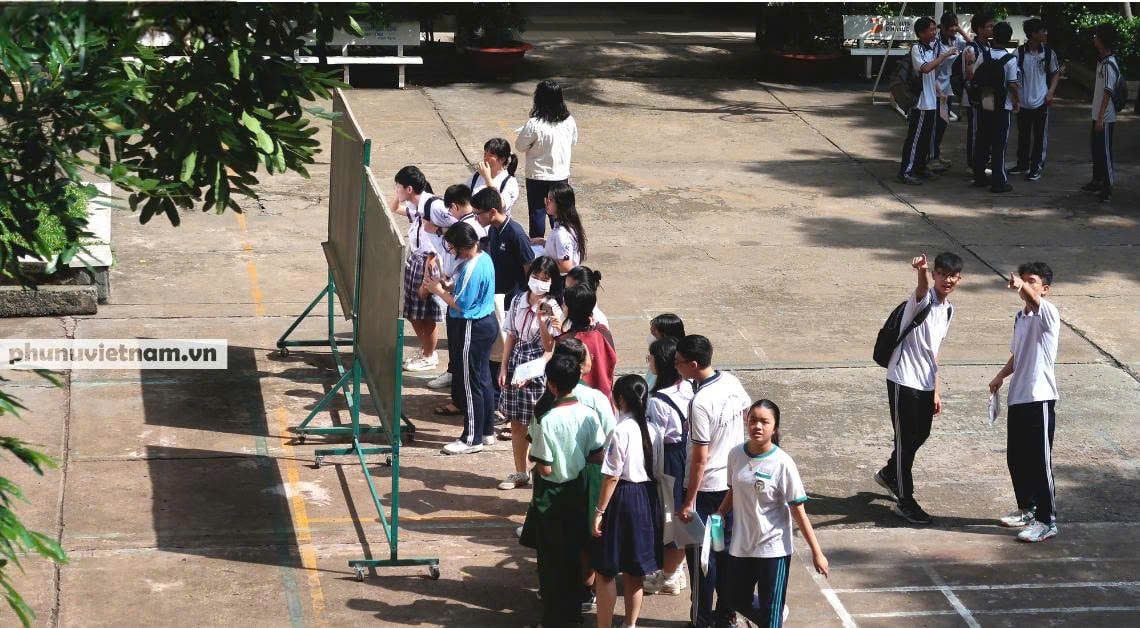 Chùm ảnh: Hơn 76.000 thí sinh tại TPHCM làm thủ tục dự thi vào lớp 10- Ảnh 2.