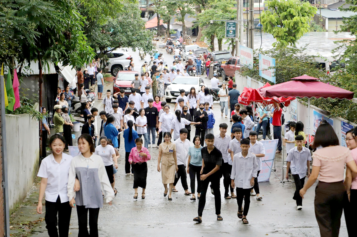 Thí sinh tại Hội đồng thi Trường THPT Việt Vinh, Bắc Quang có mặt từ sáng sớm (Ảnh: Minh Đức)