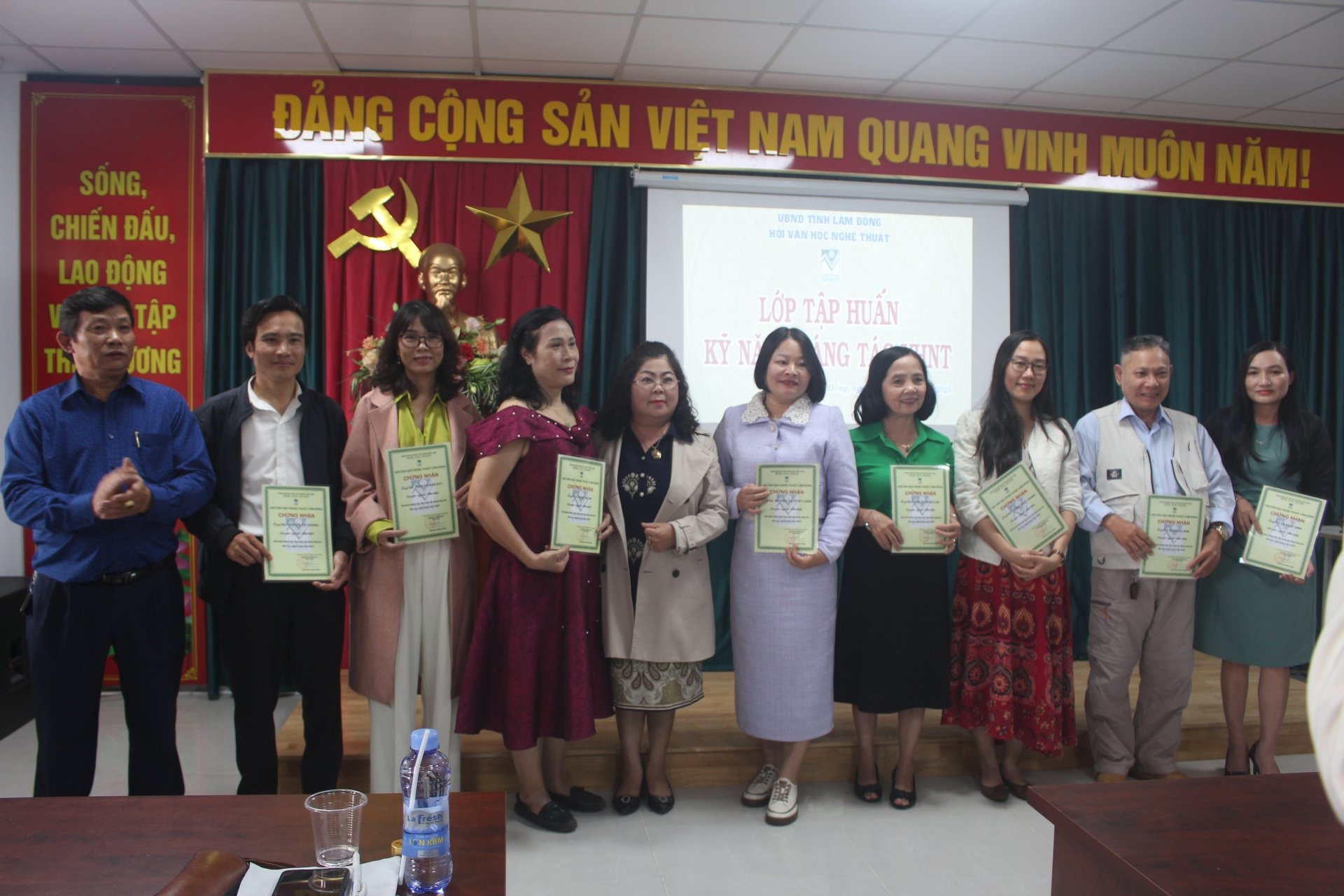 Trao giấy chứng nhận hoàn thành chương trình bồi dưỡng cho các học viên