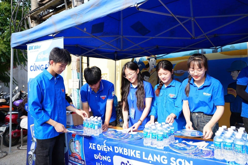 Los voluntarios preparan agua para los candidatos en el lugar del examen de la escuela secundaria Cao Loc.
