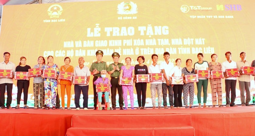 Đại tá Nguyễn Hồng Nguyên - Phó Chánh Văn phòng Bộ Công an (bên phải) và Đại tá Hồ Việt Triều - Giám đốc Công an tỉnh Bạc Liêu (bên trái), trao quà của Đại tướng Lương Tam Quang - Ủy viên Bộ Chính trị, Bộ trưởng Bộ Công an cho 20 gia đình có hoàn cảnh khó khăn.