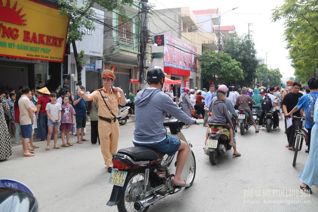 Die Verkehrspolizei regelt den Verkehr auf dem Prüfungsgelände der Viet Bac High School in der Stadt Lang Son.
