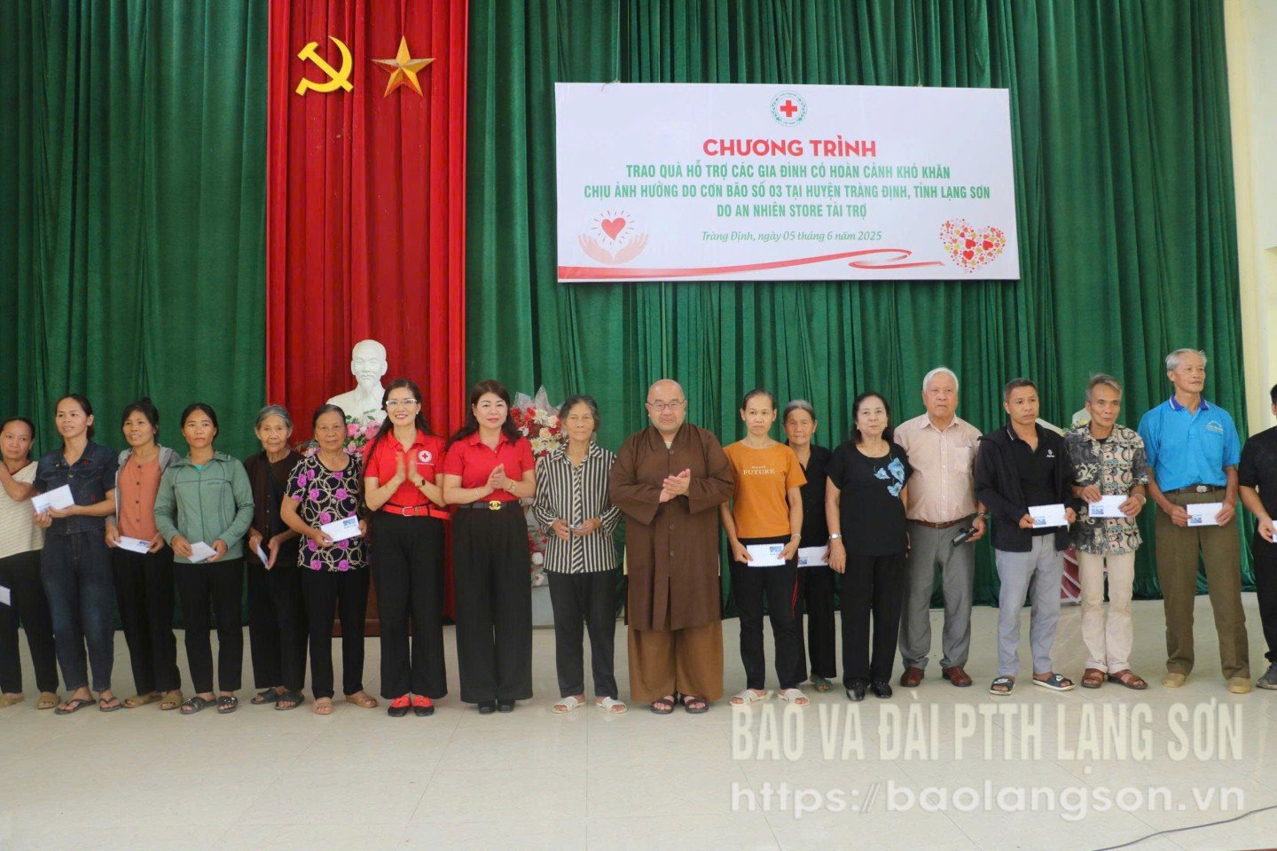 Leiter des Roten Kreuzes der Provinz, des Roten Kreuzes von Hanoi und Delegierte überreichten benachteiligten Haushalten in der Gemeinde De Tham im Bezirk Trang Dinh, die vom Sturm Nr. 3 betroffen waren, Geschenke.