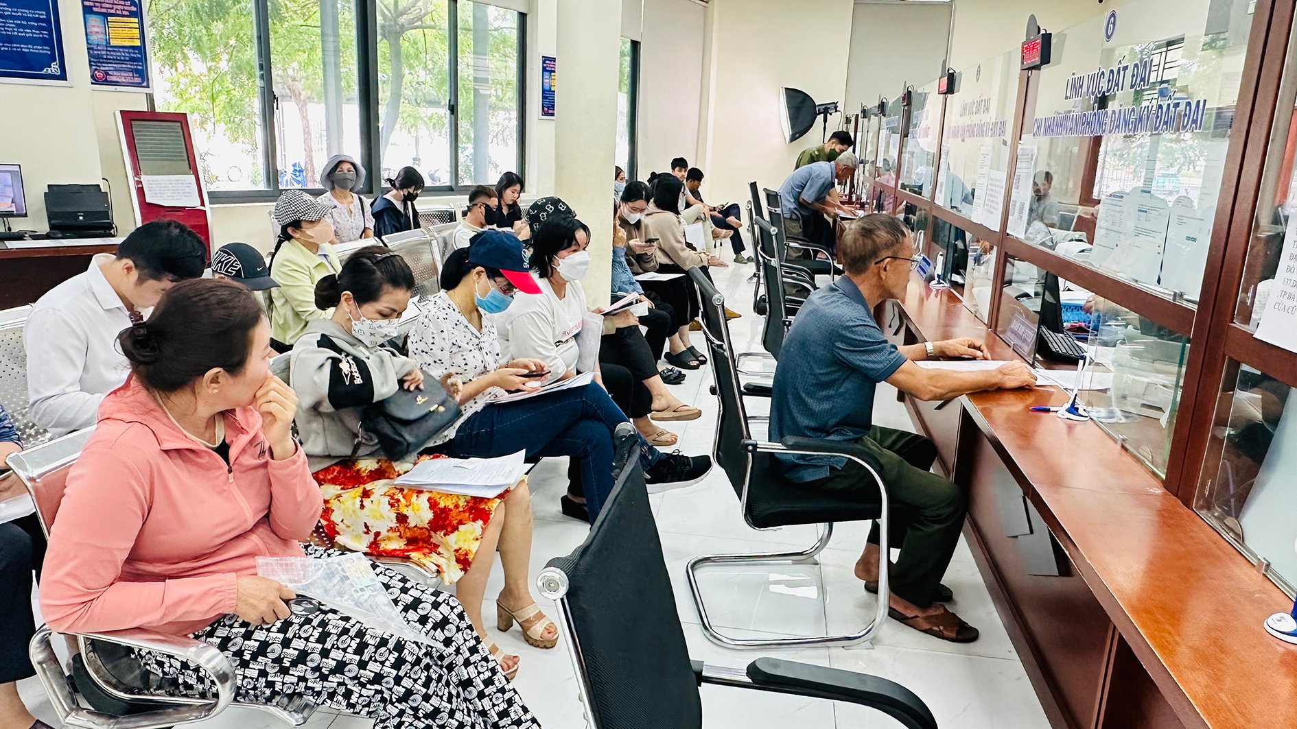  Rất đông người dân làm hồ sơ đất đai tại bộ phận một cửa TP. Bà Rịa vào sáng 3/6