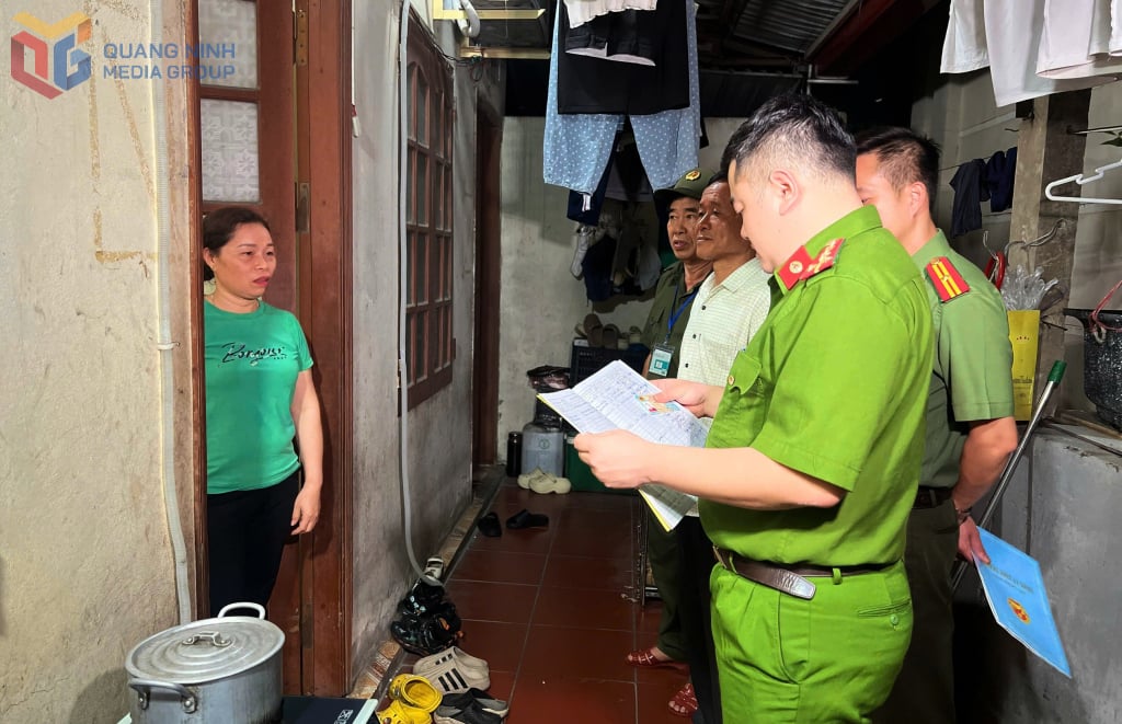 Police officers of Bai Chay Ward, Ha Long City check temporary residence registration of tenants in the area.