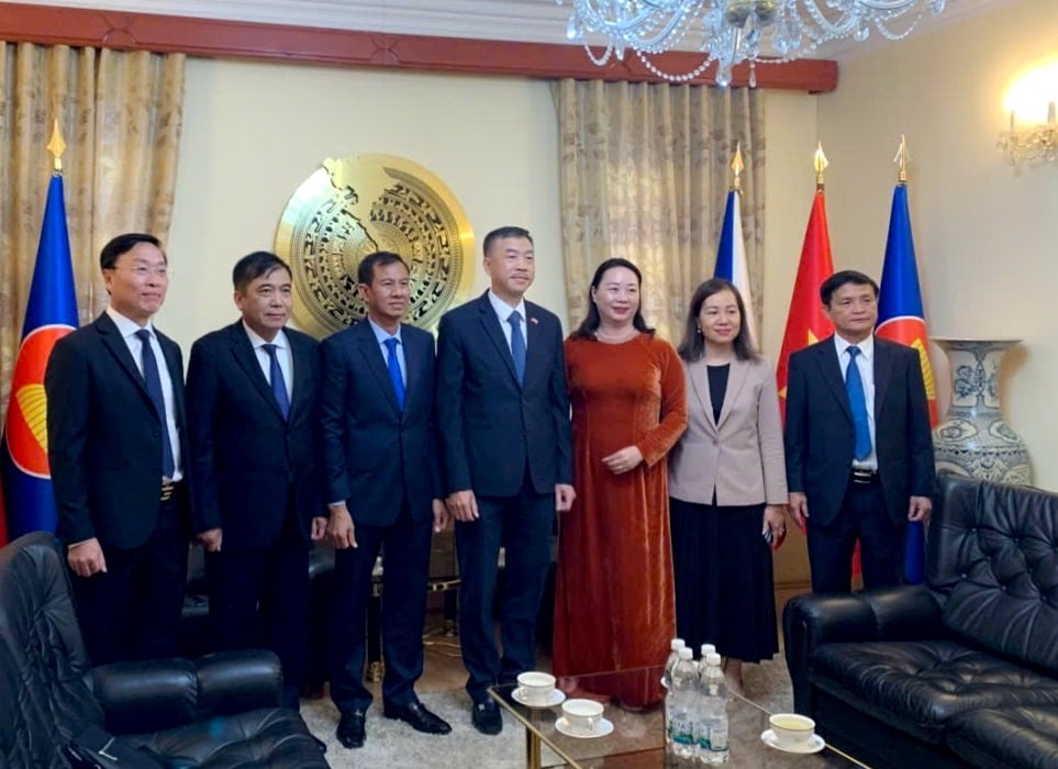 Đoàn công tác của tỉnh Phú Yên có buổi làm việc với Đại sứ quán Việt Nam tại Czech. Ảnh: MỸ LUẬN