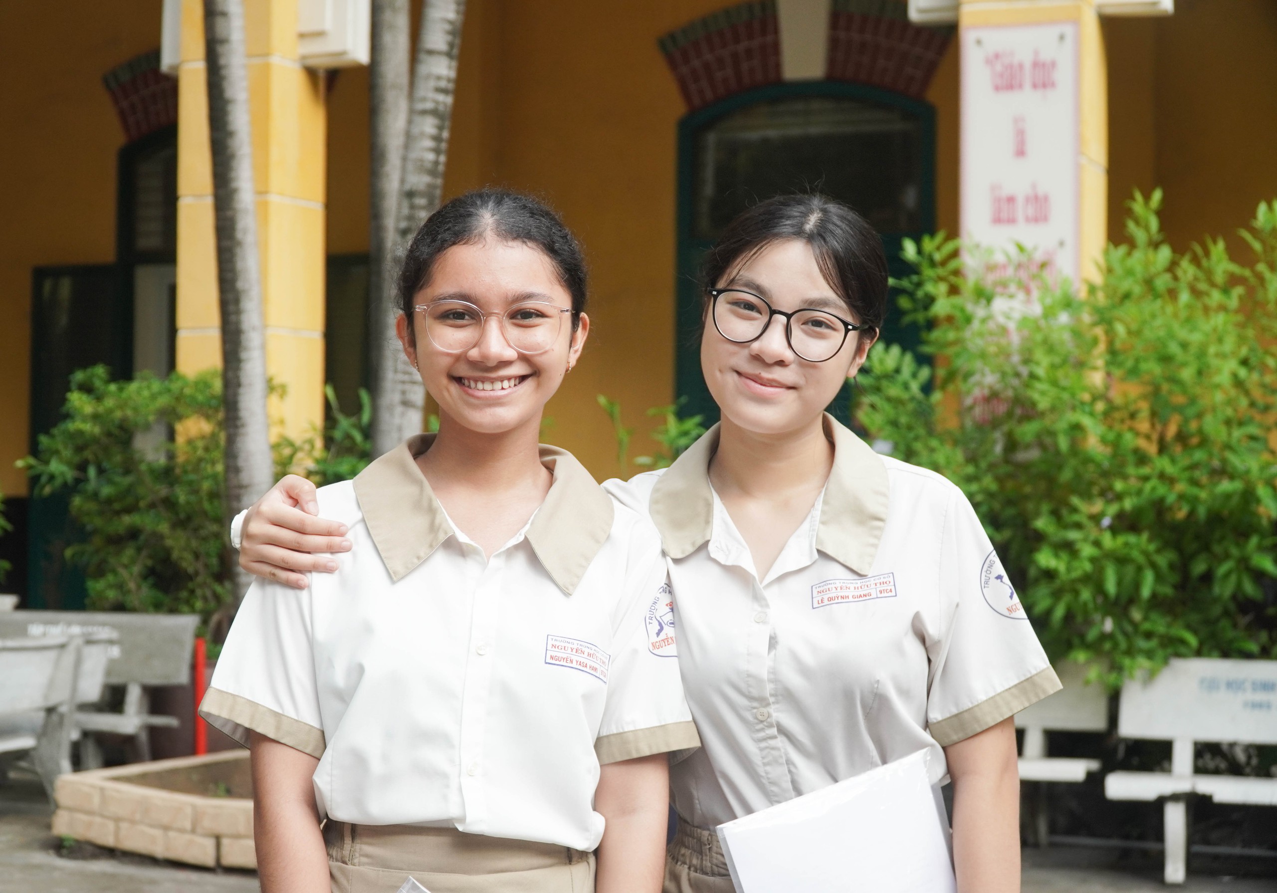 Nữ sinh TP HCM rạng rỡ trong ngày thi đầu tiên - Ảnh 3.