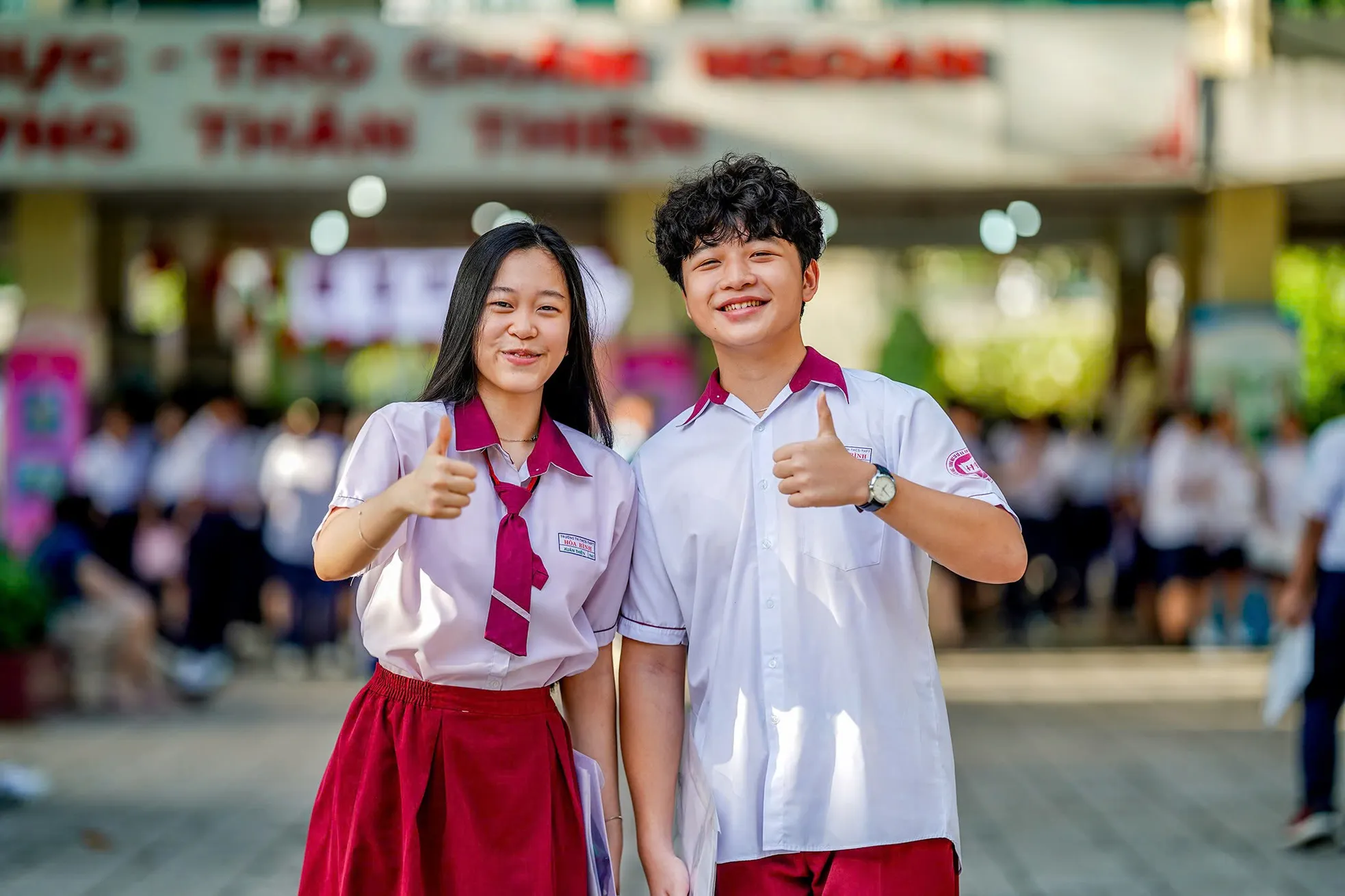 HCMC: ผู้ปกครองกอดให้กำลังใจบุตรหลานก่อนสอบวรรณคดีชั้น ม.4 ภาพที่ 2