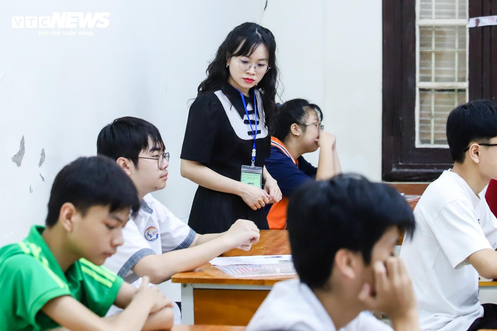 Hanoi students enter the most stressful 10th grade exam in the country - 11