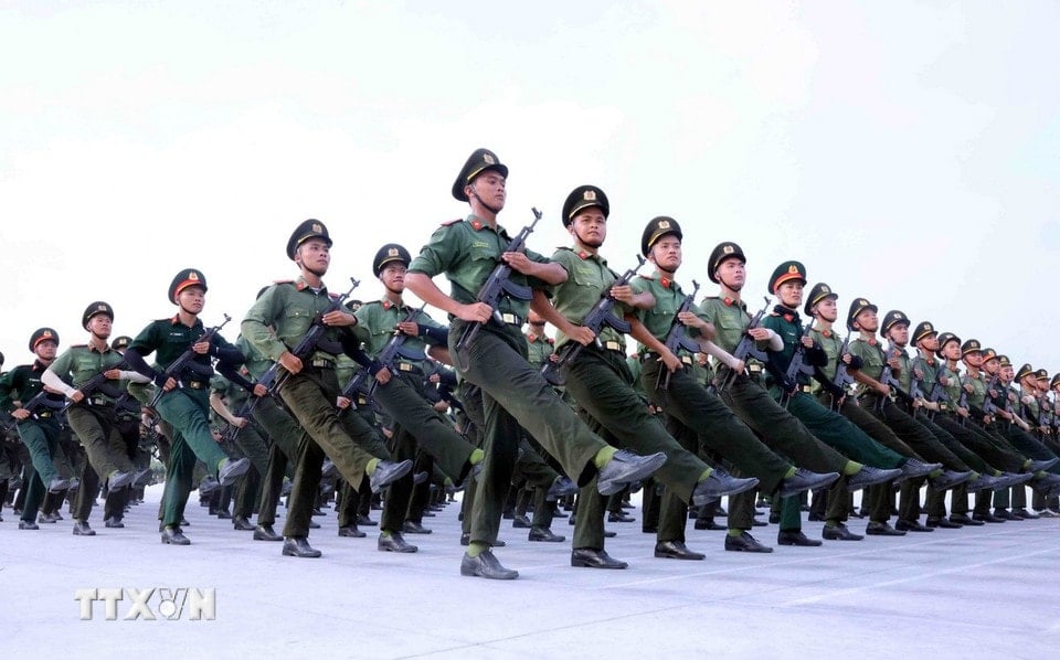 កងកម្លាំងសន្តិសុខសាធារណៈរបស់ប្រជាជនចូលរួមក្នុងការហាត់សមក្បួនដង្ហែសម្រាប់ពិធីបុណ្យដ៏អស្ចារ្យ (រូបថត៖ Pham Kien/VNA)