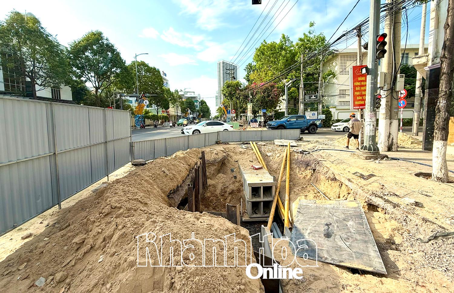 Die Bauarbeiten in der Le Thanh Ton Straße wurden vorübergehend ausgesetzt, um den Festivalaktivitäten gerecht zu werden.