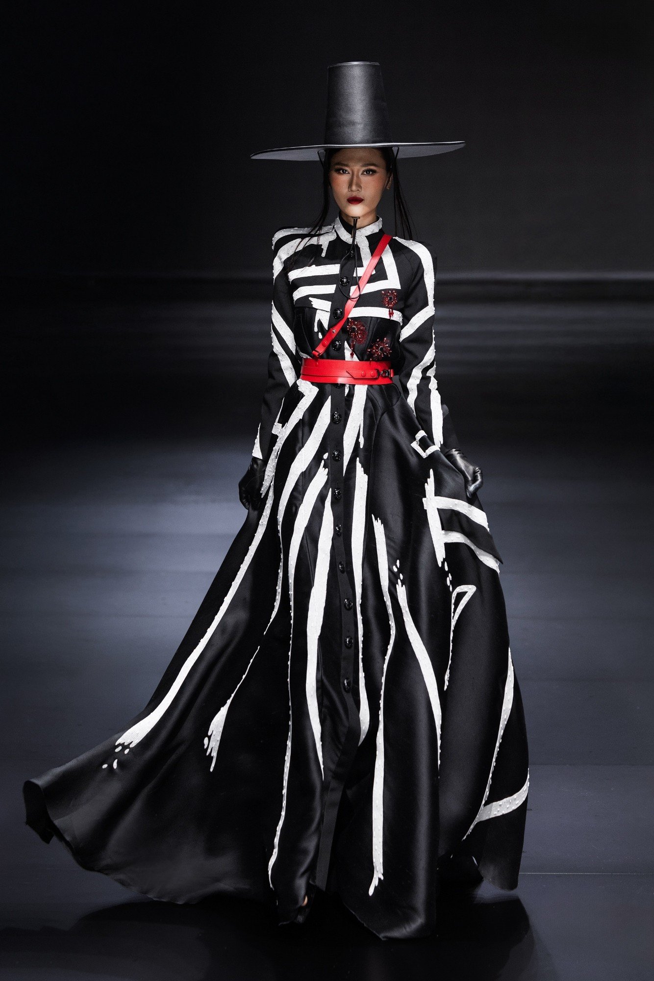 5-look-nam-trong-bst-first-circus-den-tu-nha-thiet-ke-haute-couture-julien-fournie.jpg