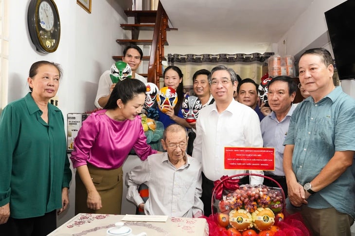 NSND Thanh Tuấn hát cải lương khi đón đoàn lãnh đạo TP.HCM đến thăm - Ảnh 1.