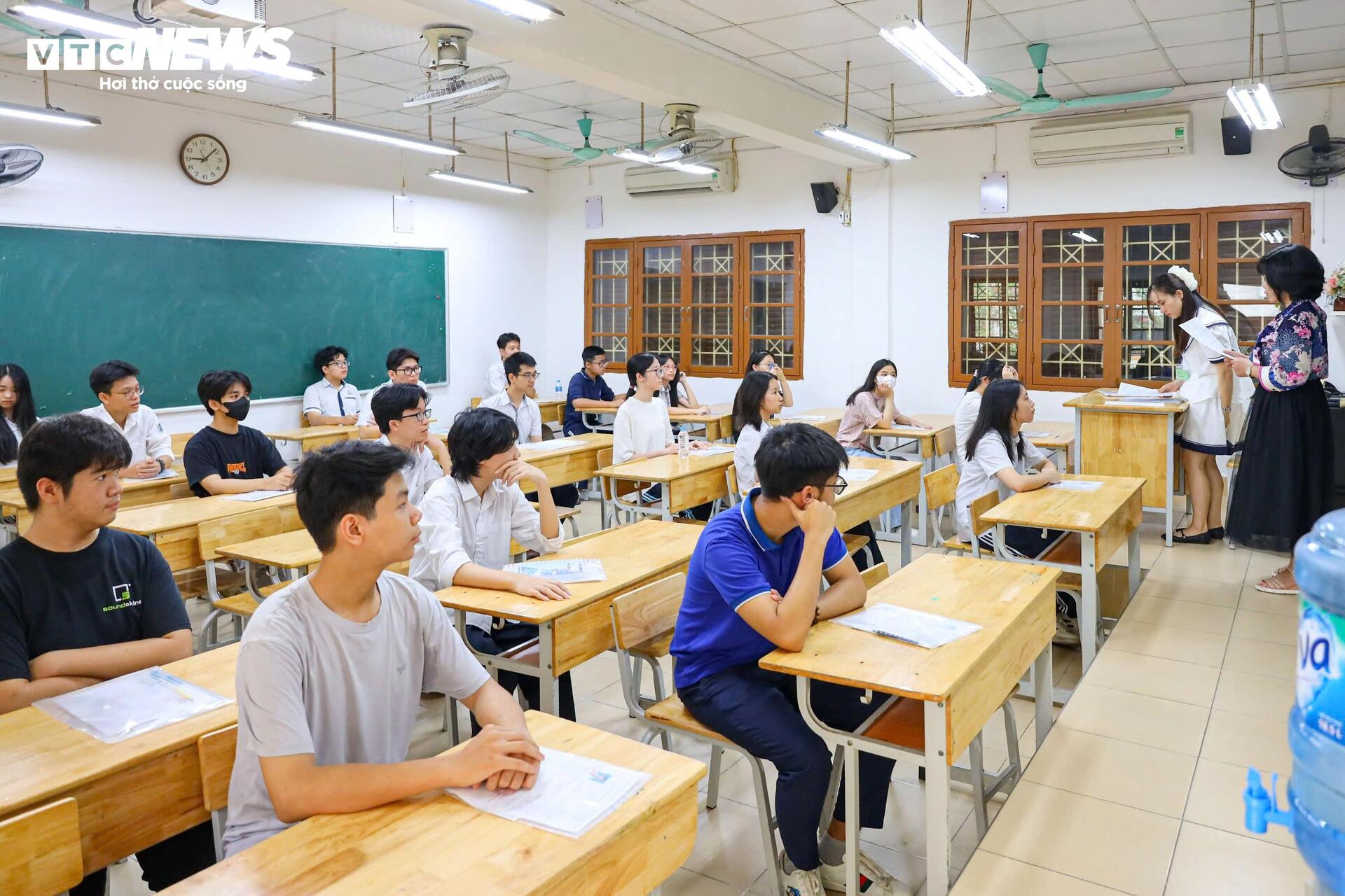 Hanoi students enter the most stressful 10th grade exam in the country - 20