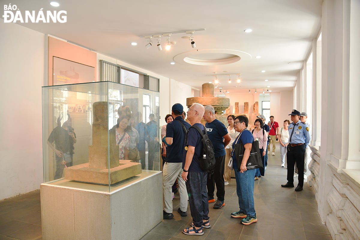 Lực lượng bảo vệ túc trực 24/24 tại không gian trưng bày của bảo tàng để bảo đảm an toàn cho các hiện vật, đặc biệt là bảo vật quốc gia.