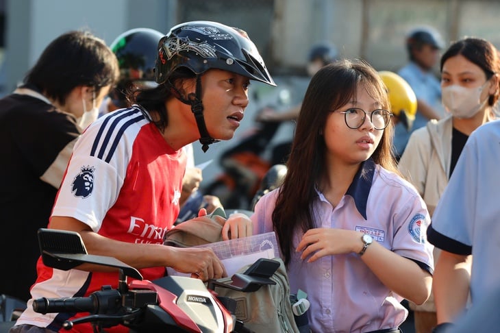 Hơn 73.000 thí sinh TP.HCM bắt đầu thi môn đầu tiên vào lớp 10 - Ảnh 8.