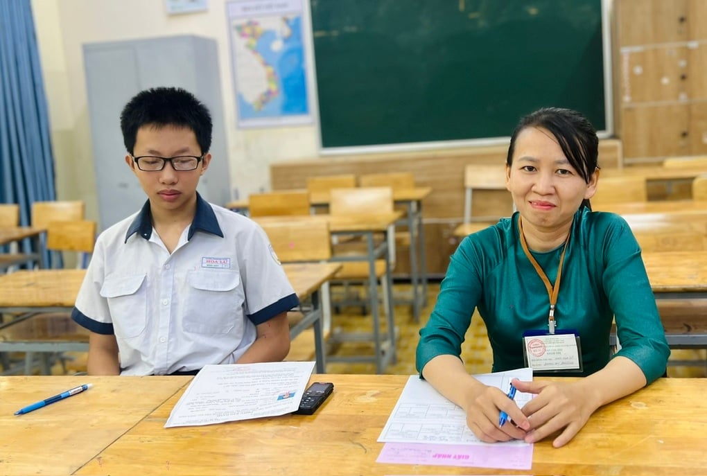 Học sinh chạy vội vào điểm thi, hiệu phó nhắc: “Không chạy, hít thở sâu” - 4