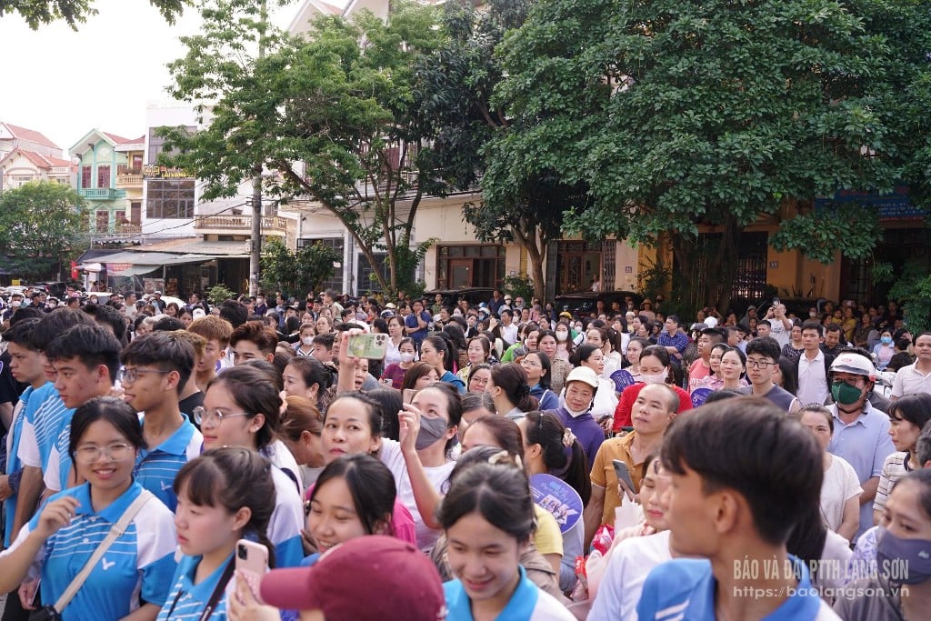 Phụ huynh chờ thí sinh hoàn thành môn thi