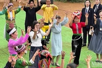 Mme Le Thi Bich Tran et Mme Ishiba Yoshiko ont visité le Village national du Vietnam pour la culture ethnique et le tourisme.