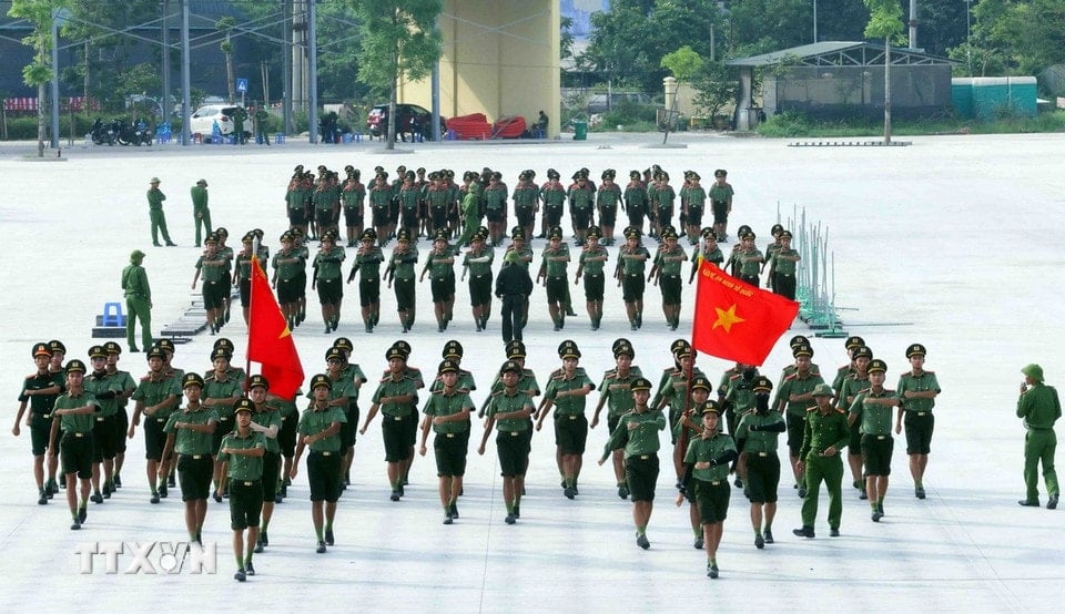 មន្ត្រីប៉ូលីសប្រុសចូលរួមក្នុងការហាត់សមក្បួនដង្ហែរសម្រាប់ខួបដ៏អស្ចារ្យរបស់ប្រទេស។ (រូបថត៖ Pham Kien/VNA)