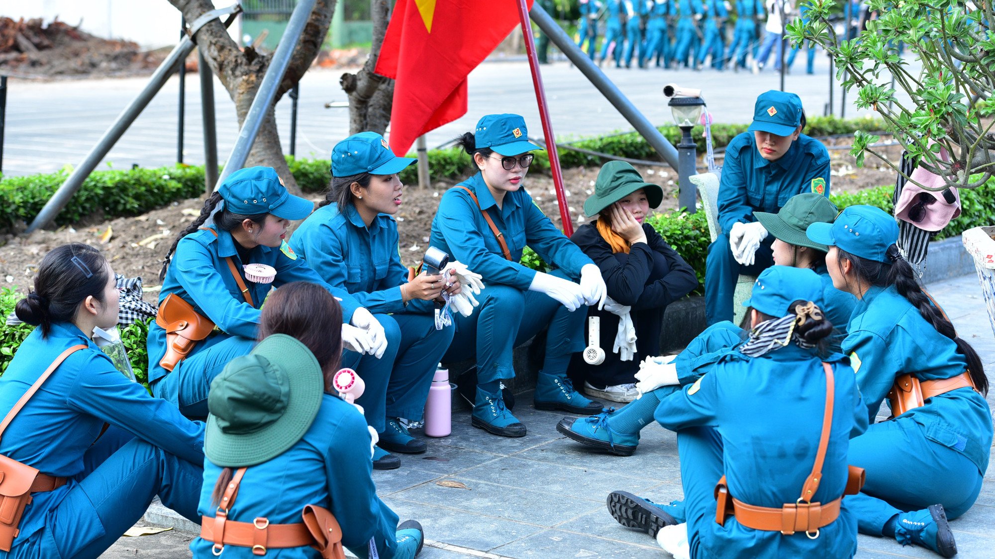 Phút giải lao của nữ dân quân trước khi quay lại lịch tập luyện.