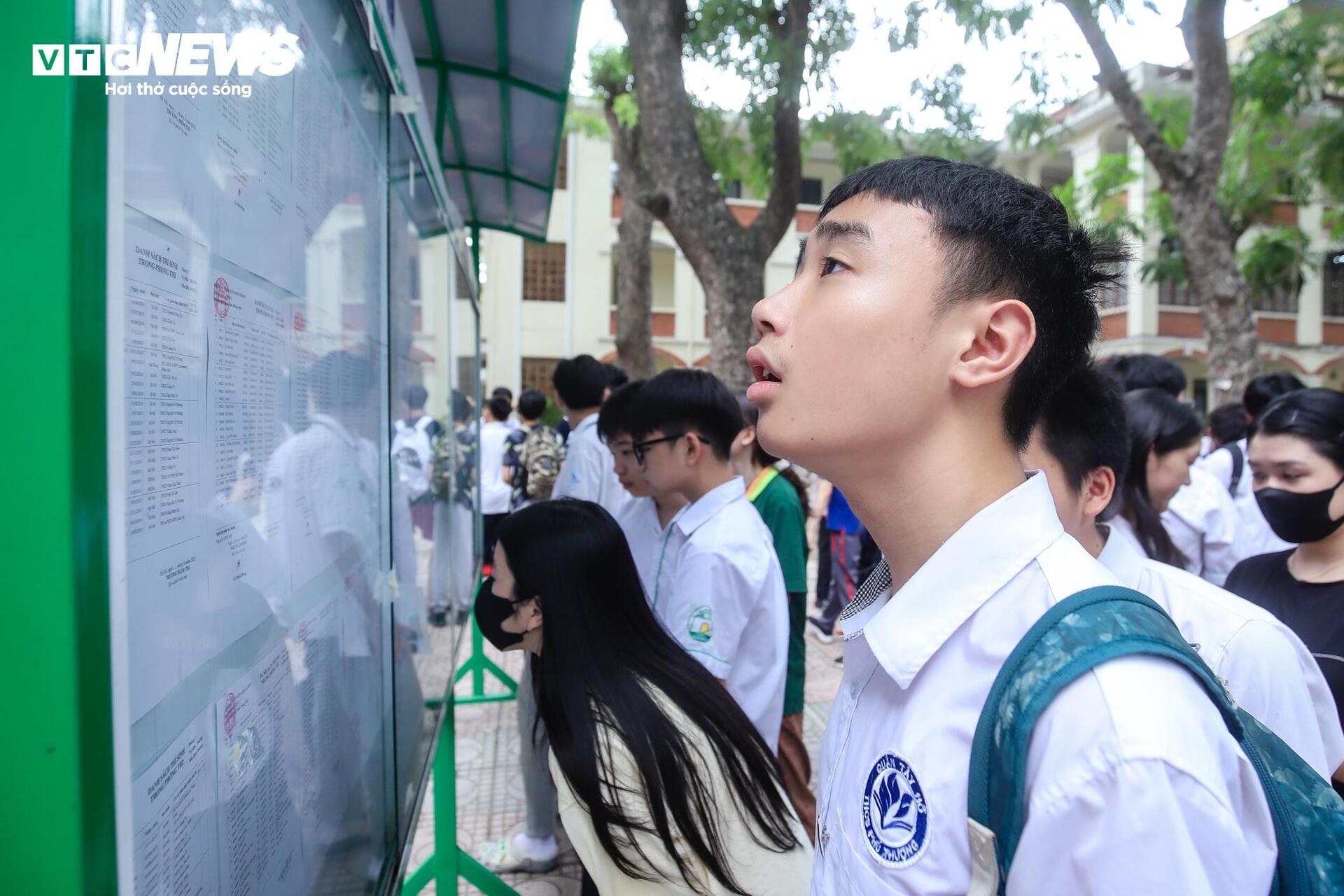 Hanoi students enter the most stressful 10th grade exam in the country - 8