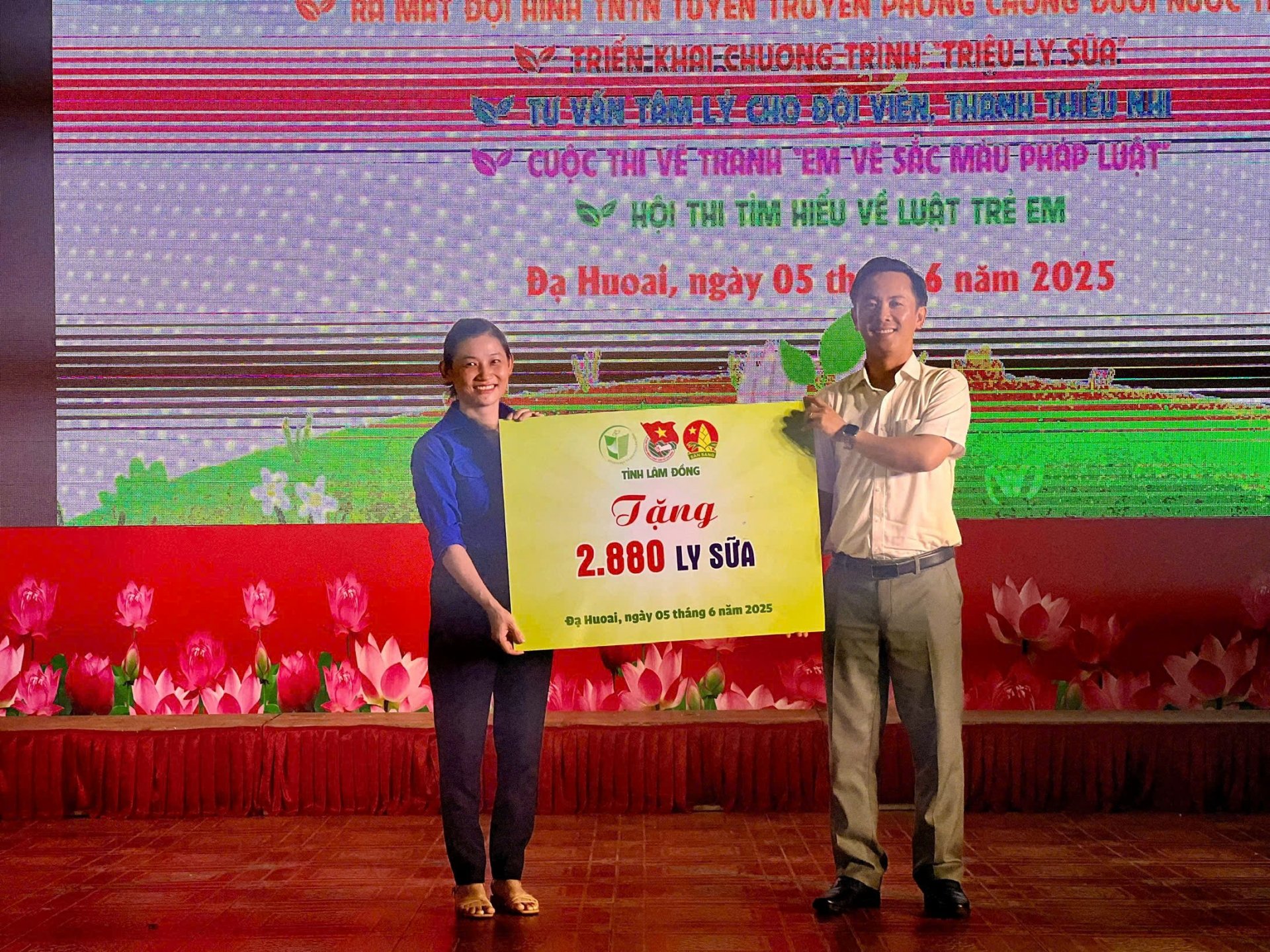 Tỉnh Đoàn - Hội đồng Đội tỉnh Lâm Đồng cũng trao tặng 2.880 ly sữa cho đội viên, thanh thiếu nhi huyện Đạ Huoai
