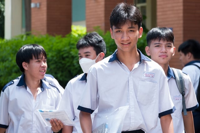 Đề thi lớp 10 môn ngữ văn: Thí sinh dày công học thuộc lòng chương trình mới - Ảnh 2.
