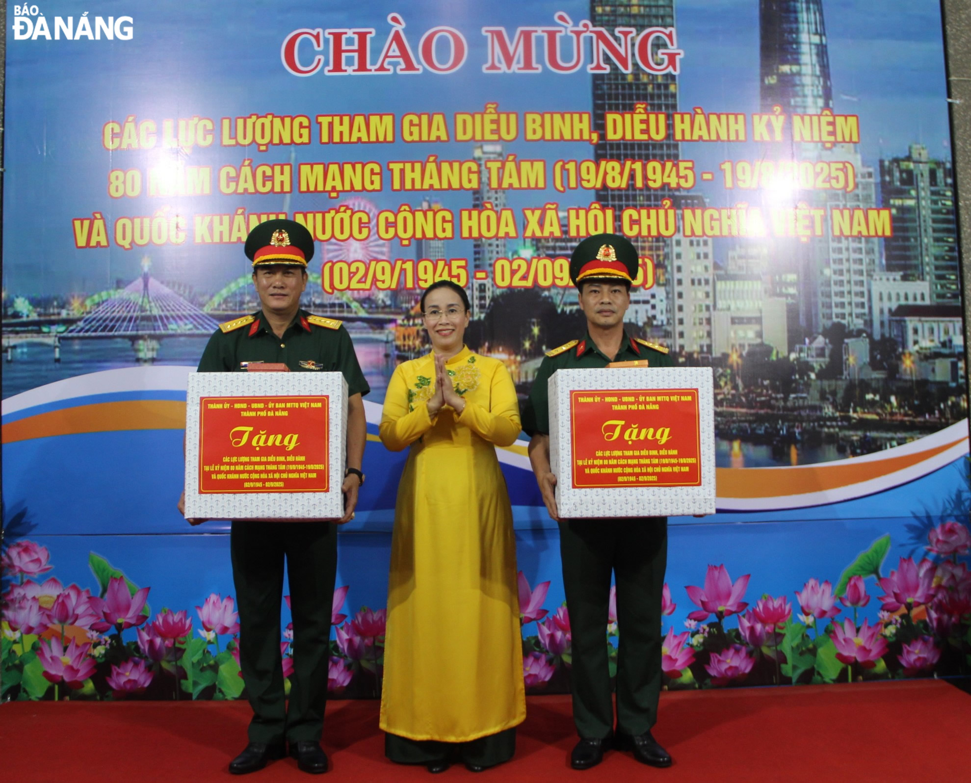 Phó Chủ tịch UBND thành phố Nguyễn Thị Anh Thi (giữa) tặng quà động viên mừng các lực lượng tham gia diễu binh, diễu hành. Ảnh: LÊ HÙNG