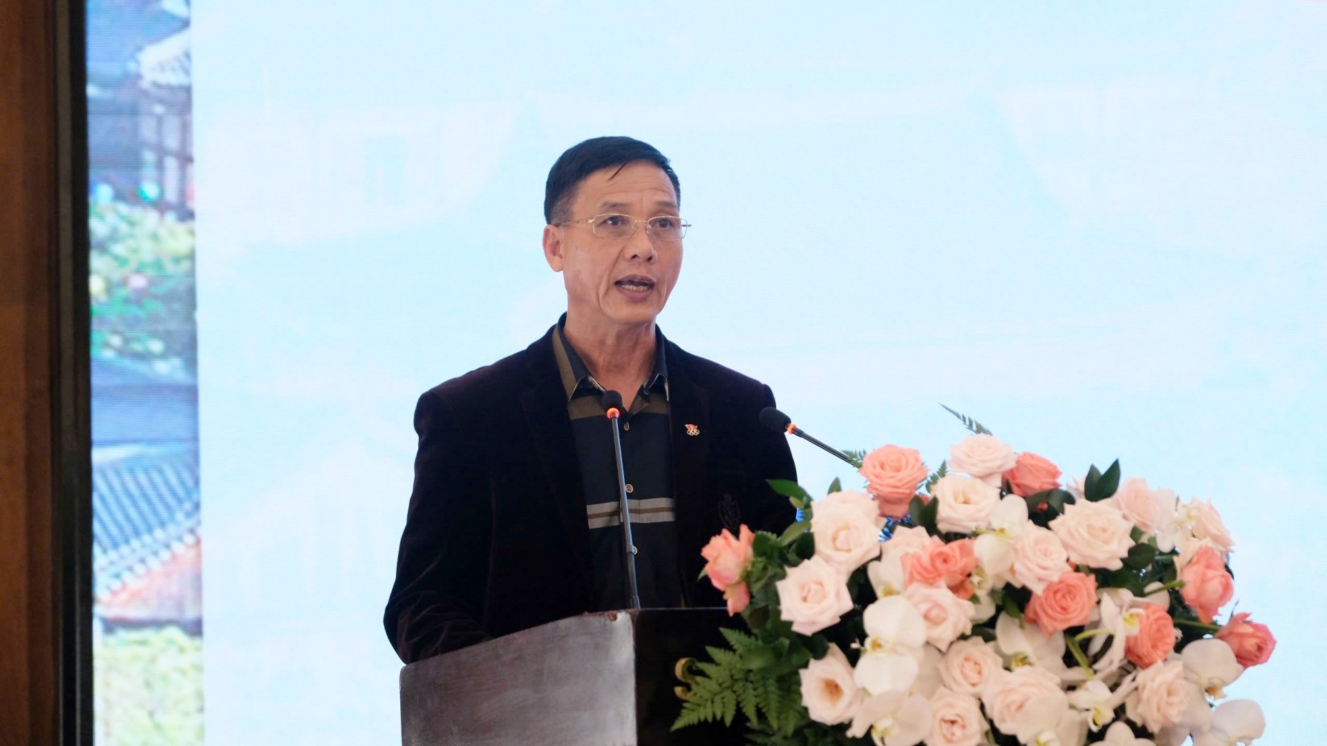 លោក Nguyen Tien Hai អនុប្រធាននាយកដ្ឋានវប្បធម៍ កីឡា និងទេសចរណ៍ Lam Dong ថ្លែងមតិក្នុងកិច្ចប្រជុំ និងផ្លាស់ប្តូរ។