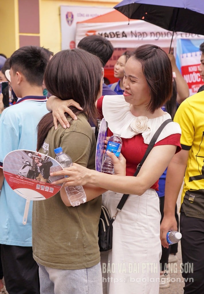 មាតាបិតា​នៅ​កន្លែង​ប្រឡង​វិទ្យាល័យ Cao Loc ស្រុក Cao Loc លើក​ទឹក​ចិត្ត​បេក្ខជន​បន្ទាប់​ពី​ប្រឡង​ជាប់។