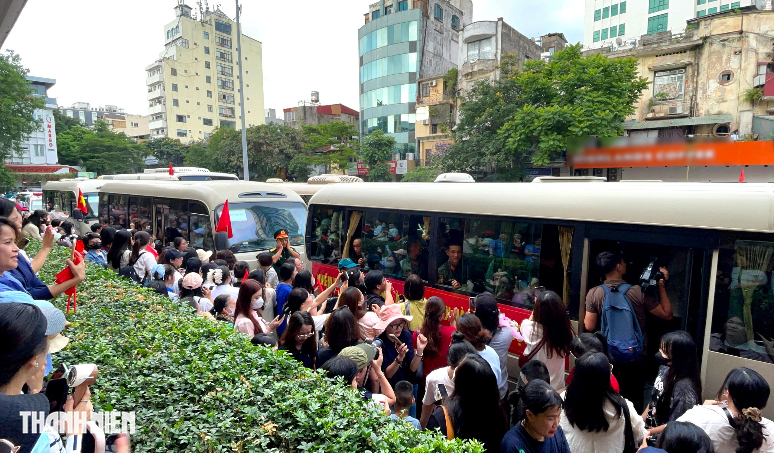 Quân đội bảo vệ, mở đường cho 'nam thần' Lê Hoàng Hiệp rời ga Hà Nội - Ảnh 11.