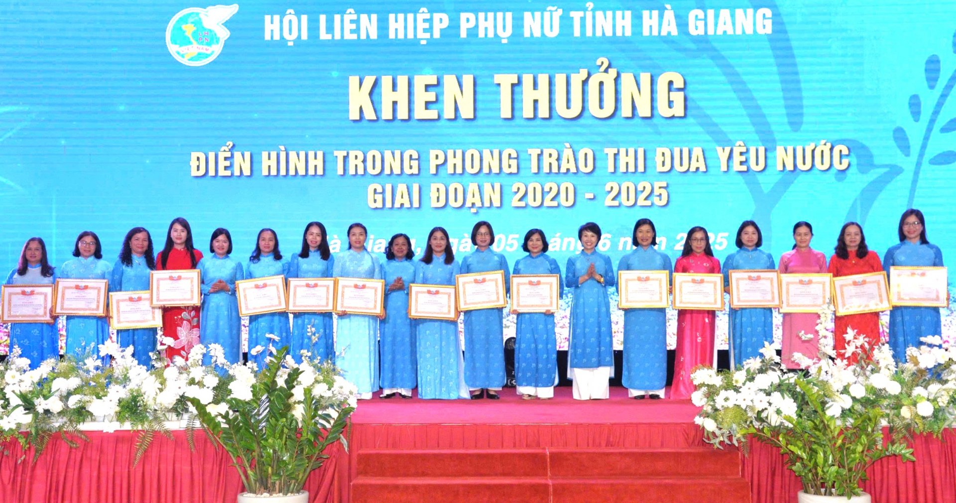 Lãnh đạo Hội LHPN tỉnh tặng Bằng khen cho các cá nhân có thành tích trong thực hiện phong trào thi đua yêu nước giai đoạn 2020 - 2025.