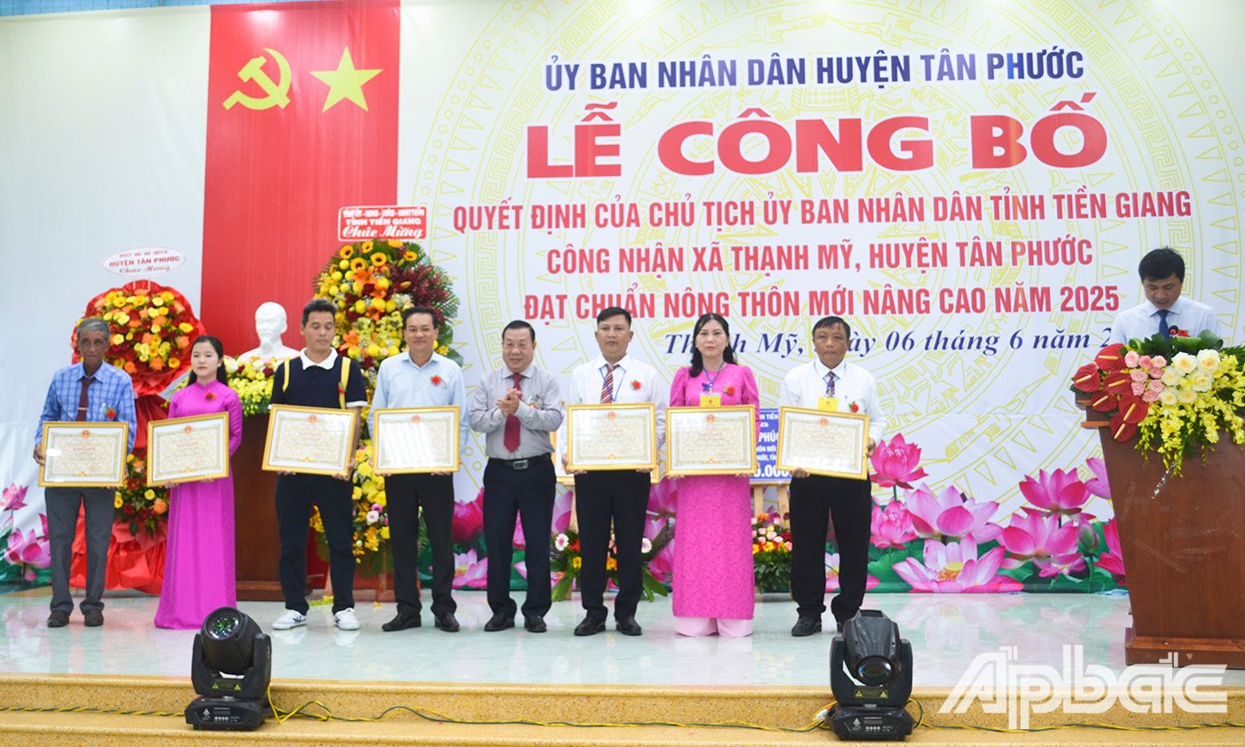 ồng chí Nguyễn Ngọc Trầm, Ủy viên Ban Thường vụ, Chủ nhiệm Ủy ban Kiểm tra Tỉnh ủy trao Bằng khen của Chủ tịch UBND tỉnh cho các cá nhân đã có thành tích xuất sắc trong thực hiện,  xây dựng xã Thạnh Mỹ.