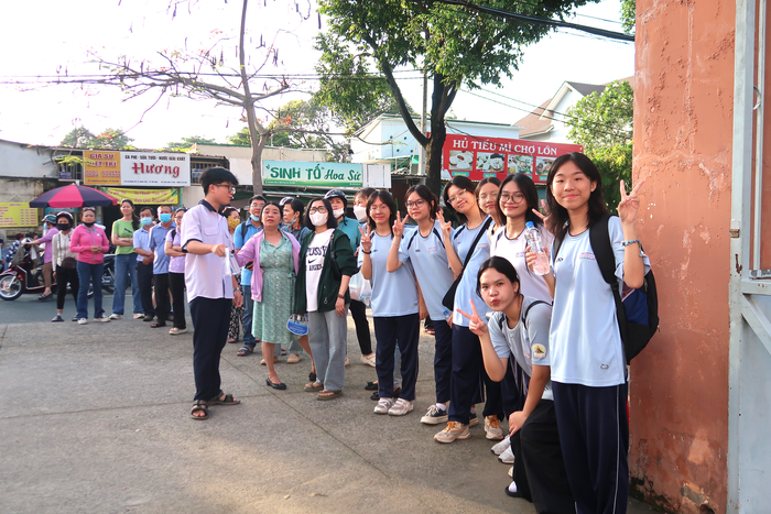 Thi vào lớp 10 TPHCM: Hơn 76.000 thí sinh bắt đầu thi môn đầu tiên - Ngữ văn- Ảnh 1.