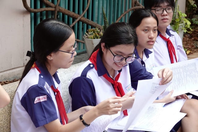Thi lớp 10 TP.HCM: Môn tiếng Anh dễ, môn văn có thí sinh đánh dấu lạ  - Ảnh 1.