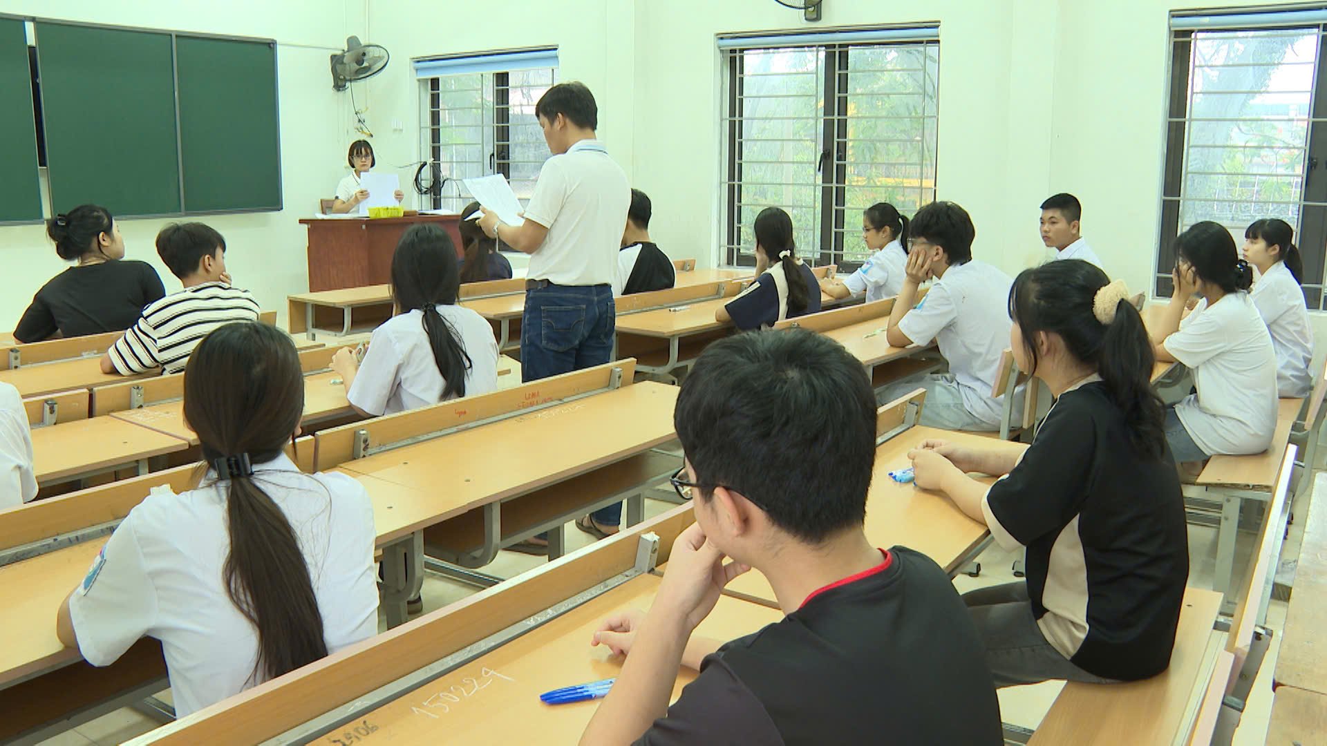 Các thí sinh trước giờ làm bài thi tại Trường THPT Lê Hồng Phong, thành phố Hà Giang (Ảnh: Biện Luân).
