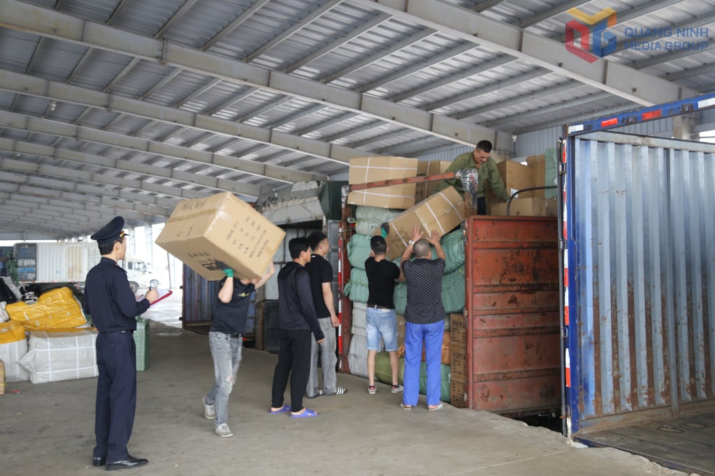 Công chức Hải quan Cửa khẩu quốc tế Móng Cái kiểm tra, giám sát hàng hoá nhập khẩu tại bãi kiểm hoá Lối mở cầu phao Km3+4 Hải Yên
