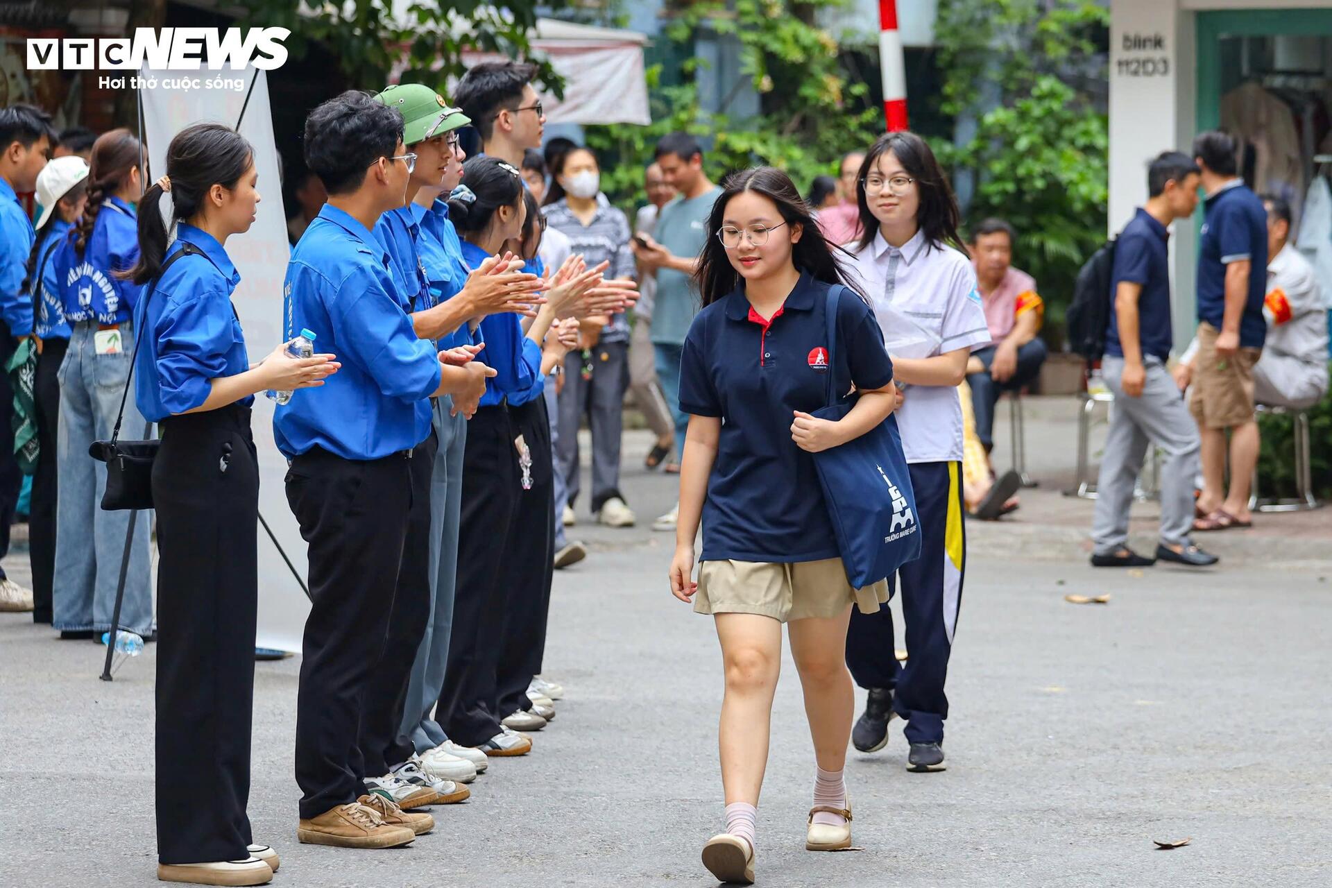 Hanoi students enter the most stressful 10th grade exam in the country - 13