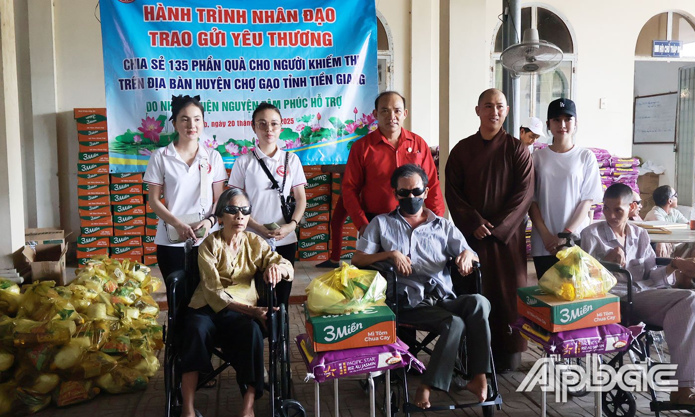 ផ្តល់រទេះរុញដល់ជនពិការ។