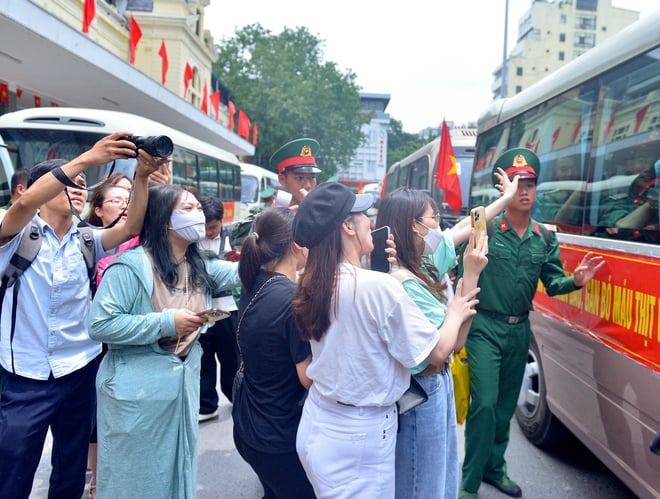 Nữ sinh tìm được bạn trai trong hàng trăm chiến sĩ ra Hà Nội thực hiện nhiệm vụ A80- Ảnh 9.