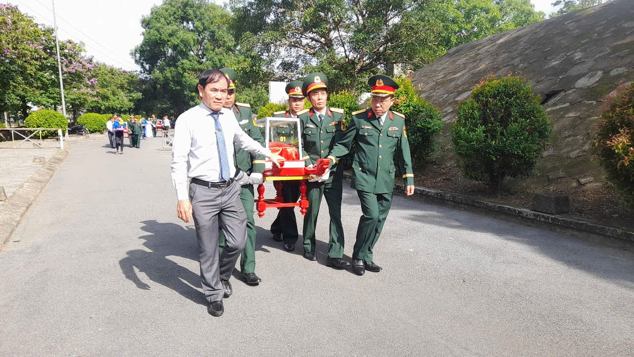 Hướng Hóa: Truy điệu, an táng 10 hài cốt liệt sĩ