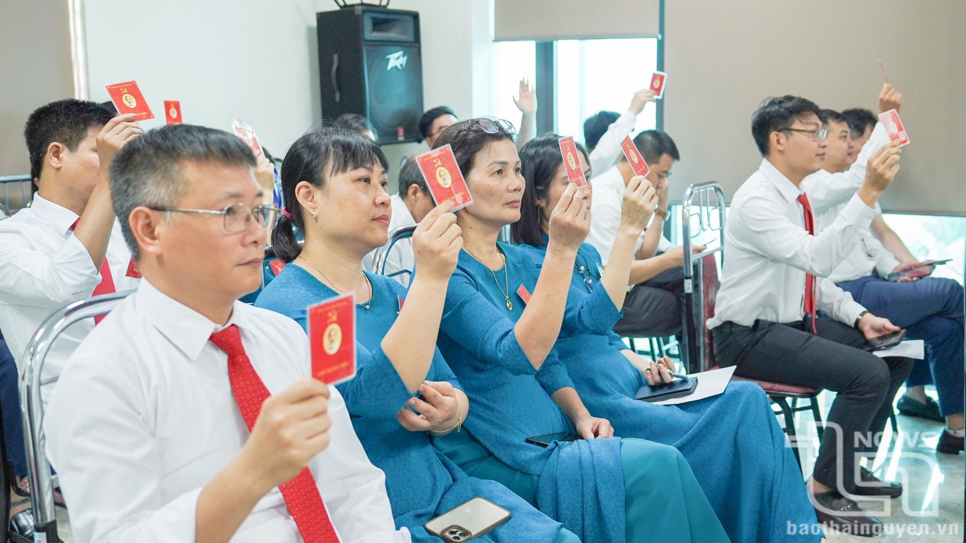 Delegates vote at the Congress.